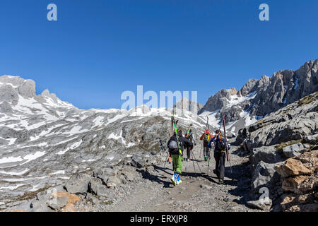 Ski alpinisme sur le PR 23 (La Vueltona) Voie entre câble et El Collado de Horcados Rojos, Picos de Europa Mountains, peut Banque D'Images