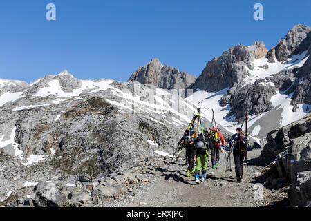 Ski alpinisme sur le PR 23 (La Vueltona) Voie entre câble et El Collado de Horcados Rojos, Picos de Europa Mountains, peut Banque D'Images