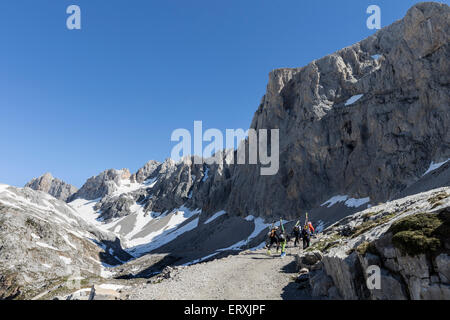 Ski alpinisme sur le PR 23 (La Vueltona) Voie entre câble et El Collado de Horcados Rojos, Picos de Europa Mountains, peut Banque D'Images