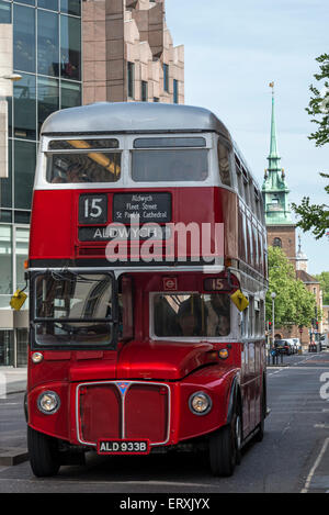 Un rouge et argent vintage AEC Routemaster bus à impériale de Londres en voiture sur une rue de la ville Banque D'Images