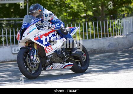 Douglas, île de Man). 9 juin, 2015. Guy Martin en action pendant la course Superstock TT. Credit : Action Plus Sport Images/Alamy Live News Banque D'Images