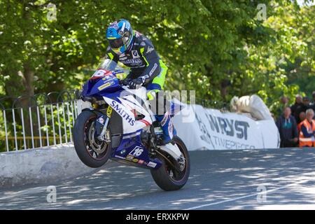 Douglas, île de Man). 9 juin, 2015. David Johnson en action pendant la course Superstock TT. Credit : Action Plus Sport Images/Alamy Live News Banque D'Images