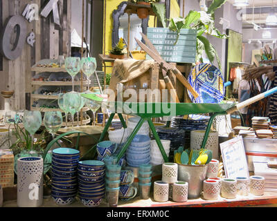 Verres et tasses, affichage intérieur magasin anthropologie, NYC Banque D'Images