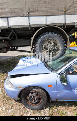 Accident sur la route avec la participation de deux voitures Banque D'Images