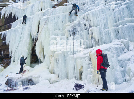 Grimpeurs de glace grimpant une chute d'eau gelée Kinder chute sur Kinder Scout Derbyshire Peak district National Park England UK GB eu Europe Banque D'Images