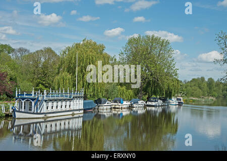 Streatley Magdalen College Oxford péniche sur la Tamise et moteur Bateaux amarrés Berkshire Banque D'Images