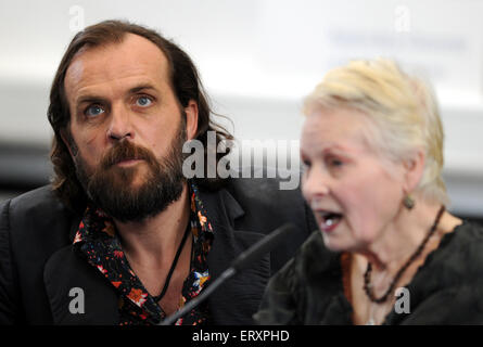 Moenchengladbach, Allemagne. 09Th Juin, 2015. Icône de la mode britannique Vivienne Westwood prononce un discours alors que son mari allemand Andreas Kronthaler est à l'écoute de la Hochschule Niederrhein à Moenchengladbach, Allemagne, 09 juin 2015. Le concepteur visite l'école pour une journée et se penche sur le travail des étudiants. Photo : CAROLINE SEIDEL/dpa/Alamy Live News Banque D'Images