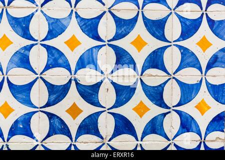 Belles tuiles azulejo à motifs qui peuvent être trouvés sur des maisons à Lisbonne Banque D'Images