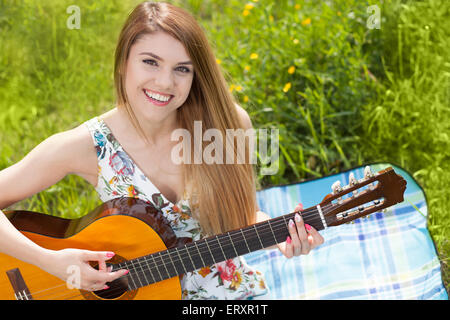 Jeune femme jouant de la guitare Banque D'Images