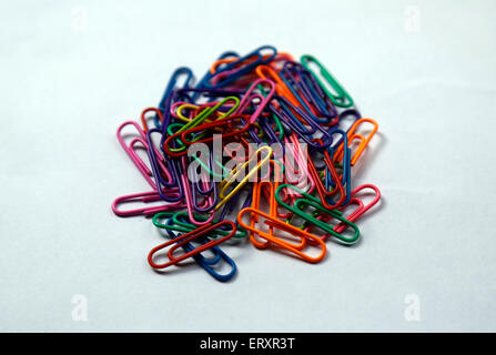 Papaerclips colorés sur fond blanc Banque D'Images