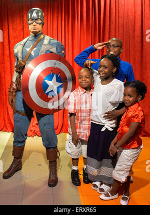 Washington, DC, USA. 9 juin, 2015. Les enfants posent avec la figure de cire de Madame Tussauds dans Captain America à Washington, DC, la capitale des États-Unis, le 9 juin 2015. La cire du Captain America était fondée sur le rôle joué par Chris Evans dans le film de super-héros 2011 "Capitaine America : le premier vengeur". Credit : Bao Dandan/Xinhua/Alamy Live News Banque D'Images