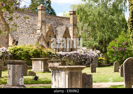 Le printemps dans les Cotswolds - la vieille école à côté du cimetière dans la ville de Cotswolds Gloucestershire Cheltenham, UK Banque D'Images