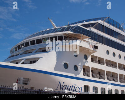 Newcastle Upon Tyne, 9e juin 2015, Météo France. Sunnny après-midi au Port of Tyne à Newcastle avec les 30277tonne. Guest 684 Océanie bateau de croisière ''Nautica'' à son poste d'amarrage : Crédit James Walsh/Alamy Live News Banque D'Images