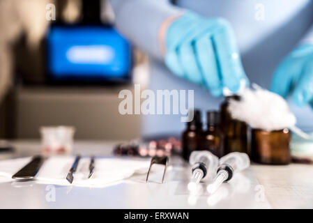 Seringue avec flacons en verre et les médicaments comprimés med Banque D'Images