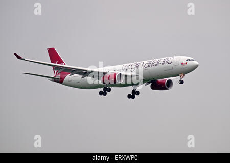 G-VINE Virgin Atlantic Airways Airbus A330-300 - cn 1231 l'aéroport d'Heathrow Londres Angleterre arrivée Banque D'Images