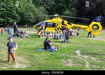 Mitte, Berlin, Allemagne. 9 juin,2015. Christoph RTH 31, un hélicoptère de sauvetage d'urgence médicale a atterri à Volkspark suis Weinbergsweg aujourd'hui pour traiter un patient. L'hélicoptère est exploité par l'ADAC (Allgemeine Deutsche Automobil Club) et transporte le pilote, un ambulancier et un médecin qui est basé à la Benjamin Franklin Campus de l'hôpital Charitè.Le service a été lancé en 1987 et 2500 environ et mène des opérations chaque année. C'est un spectacle rare dans le centre de Berlin où les hôpitaux sont facilement accessibles par la route à l'ambulance. Credit : Eden Breitz/Alamy Live News Banque D'Images