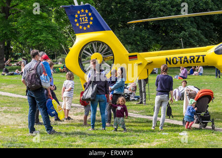 Mitte, Berlin, Allemagne. 9 juin,2015. Christoph RTH 31, un hélicoptère de sauvetage d'urgence médicale a atterri à Volkspark suis Weinbergsweg aujourd'hui pour traiter un patient. L'hélicoptère est exploité par l'ADAC (Allgemeine Deutsche Automobil Club) et transporte le pilote, un ambulancier et un médecin qui est basé à la Benjamin Franklin Campus de l'hôpital Charitè.Le service a été lancé en 1987 et 2500 environ et mène des opérations chaque année. C'est un spectacle rare dans le centre de Berlin où les hôpitaux sont facilement accessibles par la route à l'ambulance. Credit : Eden Breitz/Alamy Live News Banque D'Images