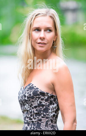 Portrait d'une femme blonde à l'extérieur dans une robe Banque D'Images