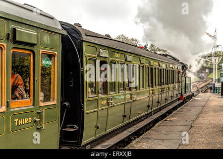 La vapeur provenant de la locomotive du train à vapeur les Bluebell Railway, à Horsted Keynes Station, West Sussex, Angleterre, Royaume-Uni. Banque D'Images