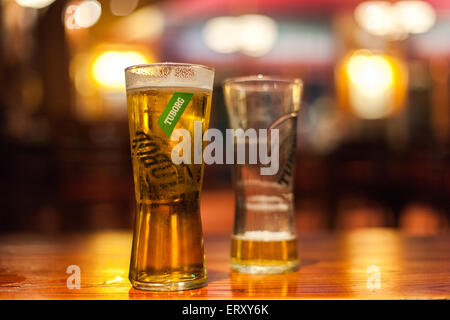 Deux pintes de bière dans un pub tuborg Banque D'Images