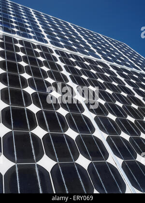 Panneau solaire photovoltaïque array close up blue sky copie espace energie renouvelable propre eco-friendly power source Banque D'Images