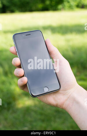 Close up of man's hand holding un smartphone Banque D'Images