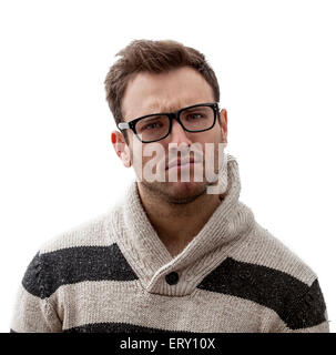 Portrait d'un beau jeune homme avec une expression perplexe, sur un fond blanc. Banque D'Images