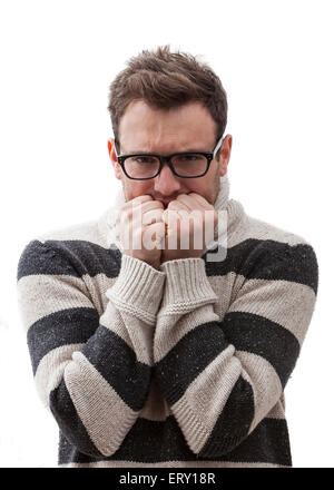 Portrait d'un beau jeune homme avec une expression terrifiée, sur un fond blanc. Banque D'Images