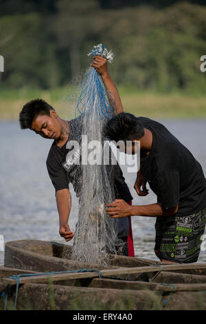 La pêche dans le lac Buyan Banque D'Images