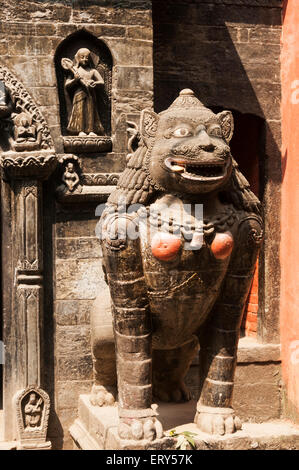 Elk219-2224v Népal, Patan, Kwa Bahal Temple d'or, gardien de la porte d'entrée Banque D'Images