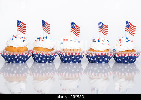 Rangée de 4 juillet patriotique sprinkles cupcakes avec des drapeaux américains et Banque D'Images