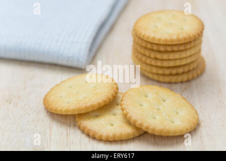 Les craquelins sur une table en bois Banque D'Images