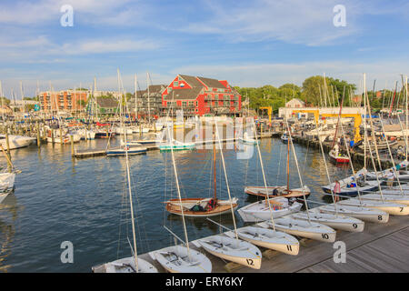 Yachts et voiliers retour à leur patine dans l'Annapolis Yacht Club sur Spa Creek après mercredi soir activités de course. Banque D'Images