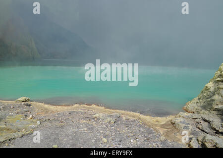 La teneur en soufre de l'acide au lac Kawah Ijen crater. L'Indonésie Banque D'Images