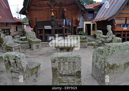 Les chaises de pierre d'Ambarita où les anciens tenu conseil. Samosir. L'Indonésie Banque D'Images