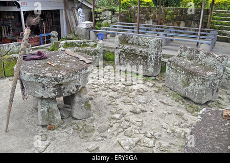 Les chaises de pierre d'Ambarita où les anciens tenu conseil. Samosir. L'Indonésie Banque D'Images