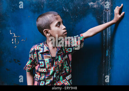 Dhaka, Bangladesh. 09Th Juin, 2015. Ici les trains publics sont généralement chargés avec trop de personnes.Les compartiments sont trop peuplées.Personnes également voyager en assis sur le toit du train et ils ont même voyager par train-assis dans le moteur. © Belal Hossain Rana/Pacific Press/Alamy Live News Banque D'Images