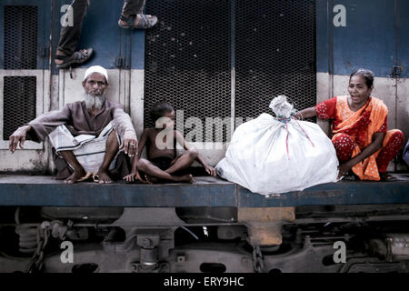 Dhaka, Bangladesh. 09Th Juin, 2015. Ici les trains publics sont généralement chargés avec trop de personnes.Les compartiments sont trop peuplées.Personnes également voyager en assis sur le toit du train et ils ont même voyager par train-assis dans le moteur. © Belal Hossain Rana/Pacific Press/Alamy Live News Banque D'Images