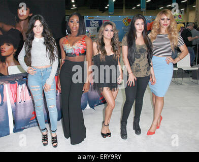 Las Vegas, Nevada, USA. 9 juin, 2015. Chanteurs Camilla Cabello, Hamilton Normani, Ally, Lauren Brooke Jauregui et Dinah-Jane Hansen connu comme cinquième harmonie fait une apparition au Sony Music Stand le 9 juin au cours de Licensing Expo 2015 au Mandalay Bay Convention Center de Las Vegas, Nevada Crédit : Marcel Thomas/ZUMA/Alamy Fil Live News Banque D'Images