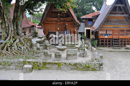 Les chaises de pierre d'Ambarita où les anciens tenu conseil. Samosir. L'Indonésie Banque D'Images