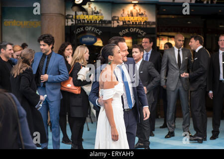 Londres, Royaume-Uni. 09Th Juin, 2015. Kevin Dillon rejoint Emmanuelle Chriqui sur le tapis bleu pour les photos de presse dans un contexte de co-stars à la London premiere de l'Entourage movie à Leicester Square. Crédit : Peter Manning/Alamy Live News Banque D'Images