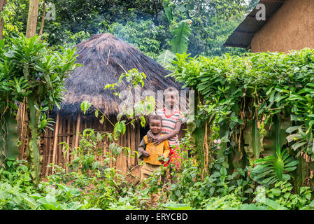 Les enfants devant leur maison en Ethiopie. Banque D'Images