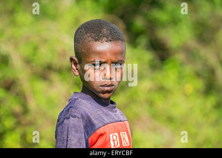 Jeune garçon éthiopien pose pour un portrait Banque D'Images