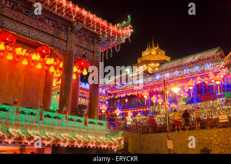 Magnifiquement éclairé, temple de Kek Lok Si à Penang pendant le Nouvel An chinois Banque D'Images