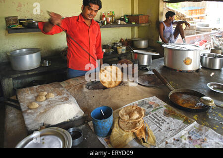 Faire de l'homme au tandoor roti à Pratapgarh Dhaba en Uttar Pradesh ; Inde ; NOMR Banque D'Images