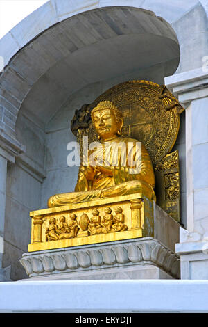 Statue en or de Seigneur Bouddha Gautam bouddhiste ; site ; Vishwa Shanti (la paix) stupa ; ; ; Inde Bihar Rajgir Banque D'Images