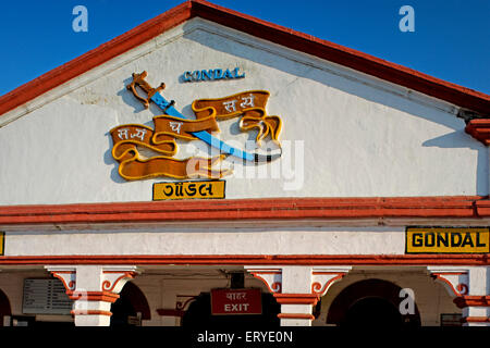 Logo de la gare de Gondal ; armoiries , Gondal , district de Rajkot ; Saurashtra ; Gujarat ; Inde , asie Banque D'Images