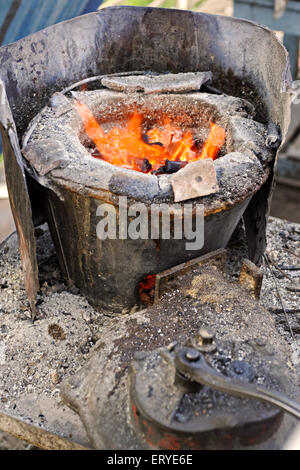 Cuisson au charbon , poêle à charbon ; Bhavnagar ; Gujarat ; Inde , asie Banque D'Images