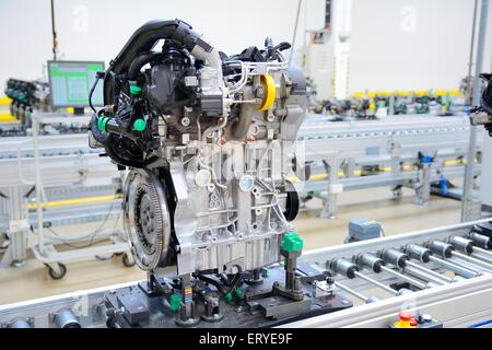 Moteur nouvellement fabriqués sur la ligne de production dans une usine. Derrière le moteur est à l'ordinateur sur le bureau. Banque D'Images