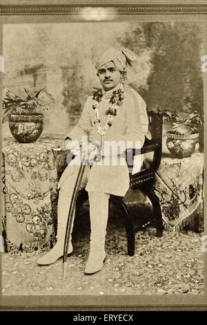 Vieux millésime de 1900 photo de studio de père , Mota Devaliya , Babra Taluka , quartier Amelli ; Saurashtra ; Gujarat ; Inde , asie Banque D'Images